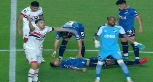 بسبب أزمة صحية للاعب.. تعليق أنشطة كرة القدم في أوروجواي (فيديو)